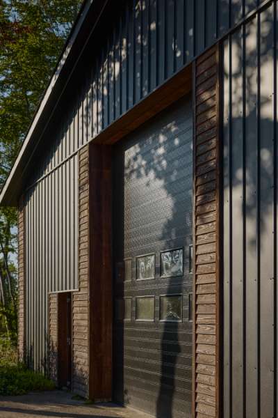 Sommerlys sænker sig over stålprofiler i skoven, Klæstruplundvej 11, 9240 Nibe